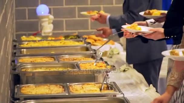 Restaurang gäster välja mat från en buffé — Stockvideo