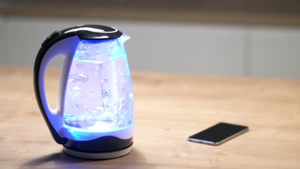 Ketel listrik kaca dengan lampu mendidih — Stok Video