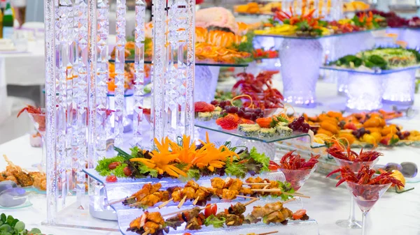 Ontbijtbuffet: snacks en salades zijn op tafel — Stockfoto