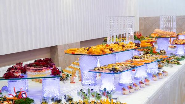 Ontbijtbuffet: snacks en salades zijn op tafel — Stockfoto