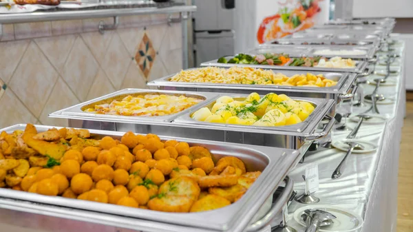 Ontbijtbuffet: snacks en salades zijn op tafel — Stockfoto