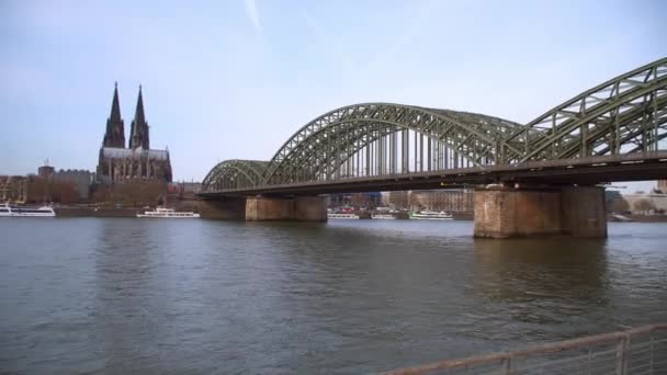 Colonia, puente con vistas a la ciudad y la Catedral — Vídeos de Stock