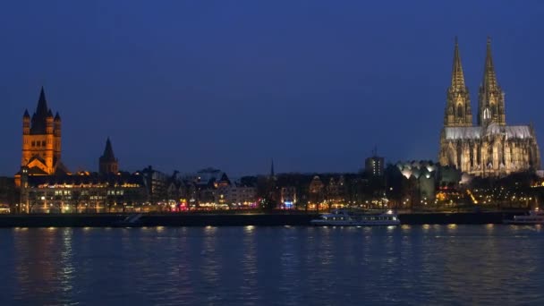 Кельн, ночной вид на городской мост и собор — стоковое видео