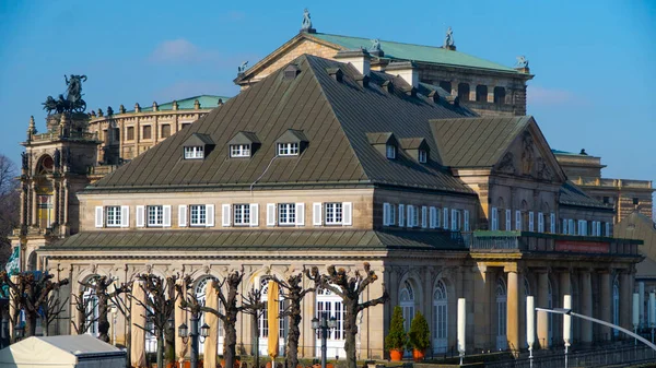 A cidade de Dresden vê o tempo ensolarado — Fotografia de Stock