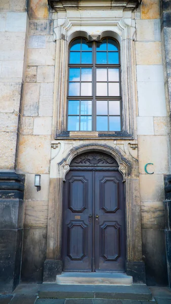 eski kilisenin kapısına oyulmuş