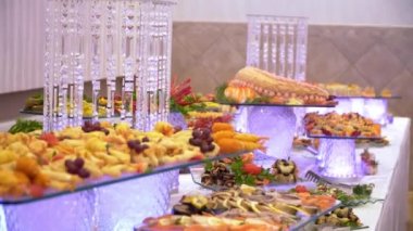 Kahvaltı büfesi: ordövr ve Salatalar masada vardır