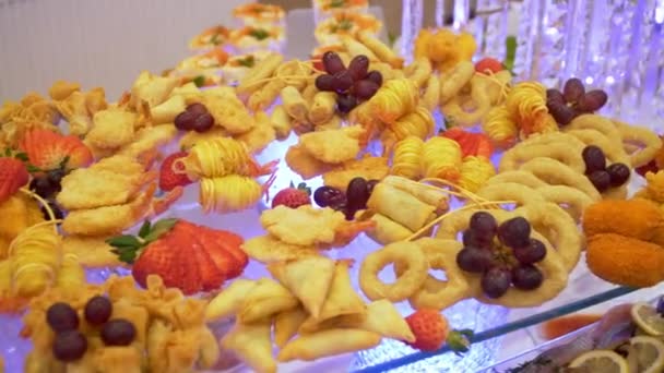 Desayuno buffet: entrantes y ensaladas están sobre la mesa — Vídeos de Stock