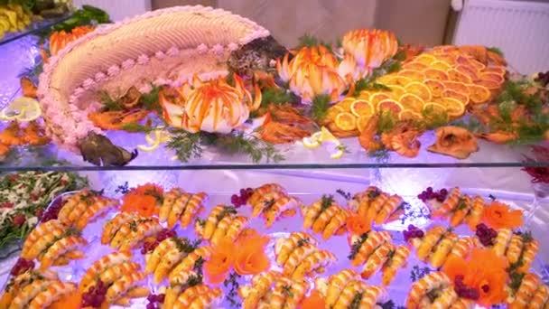 Pequeno-almoço buffet: peixe e frutos do mar — Vídeo de Stock