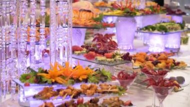 Kahvaltı büfesi: ordövr ve Salatalar masada vardır