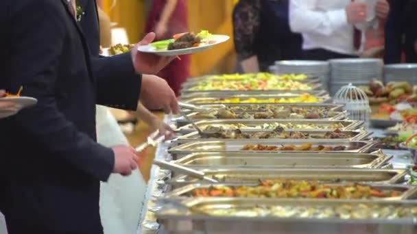 Шведский стол: гости принимают пищу — стоковое видео