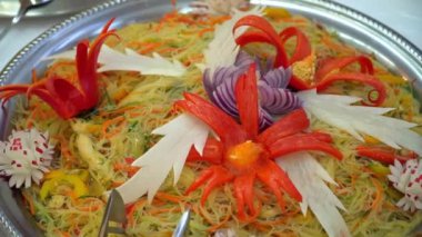 Resepsiyon düğün: güzel yemekleri sundu