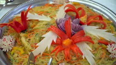 Düğün büfesi: güzel yemekleri sundu