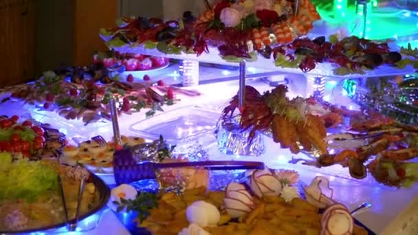 Весільний фуршет: красиво представлені страви — стокове відео