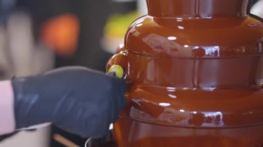 Çikolata çeşme ve meyve şiş üzerinde