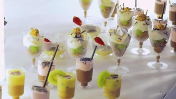 Skupinové stravování formou bufetu jídla krytý v luxusní restauraci — Stock video