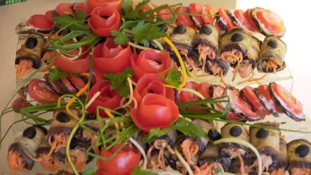 Люди групують харчування шведський стіл їжа в приміщенні розкішного ресторану — стокове відео