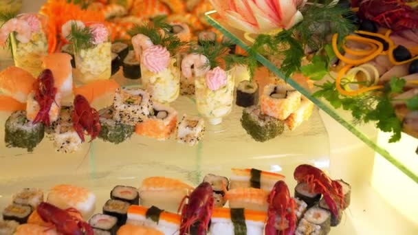 Grupa osób bufet jedzenie kryty w luksusowa restauracja catering — Wideo stockowe