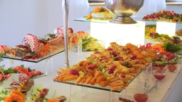 Mensen groep ontbijtbuffet voedsel binnen in luxe restaurant catering — Stockvideo