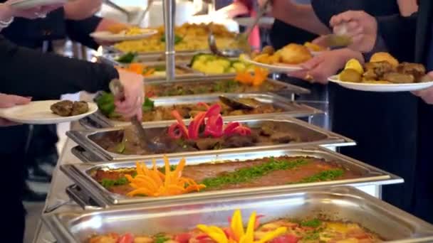 Pessoas grupo catering buffet comida interior em restaurante de luxo — Vídeo de Stock