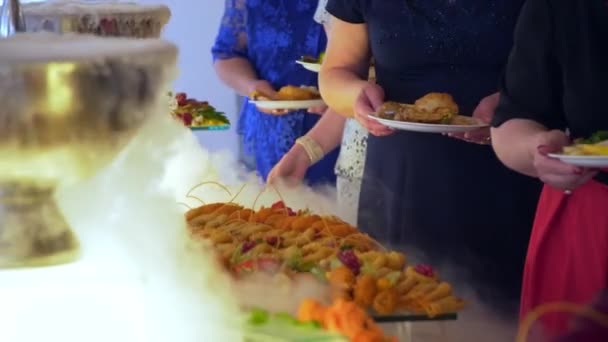 Folk grupp catering buffé mat inomhus i lyx restaurang — Stockvideo