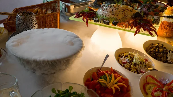 Öğle Yemeği ve akşam yemeği açık büfe