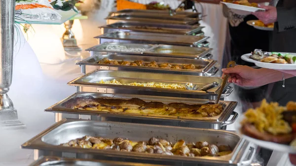 Lijn voor lunch en diner buffet — Stockfoto