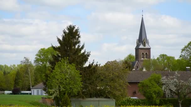 Mooie kerk in Duitsland tegen de hemel — Stockvideo