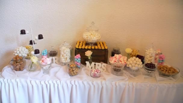 Mooie candy bar op de bruiloft — Stockvideo