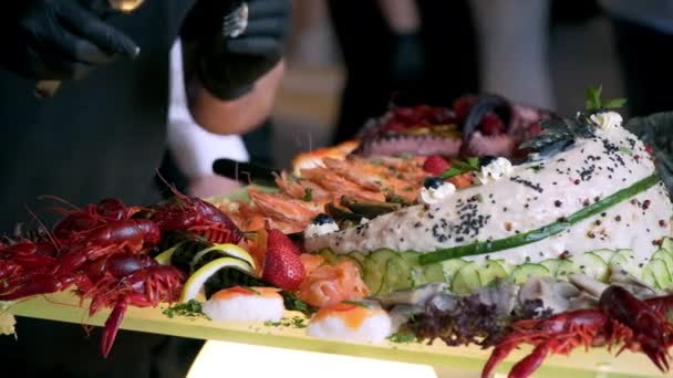 Шведский стол на обед и ужин — стоковое видео