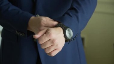 adam gömleğinin kelepçeleri düzeltiyor