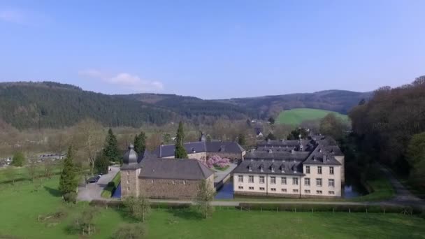 Schönes Schloss in Deutschland. Luftbild — Stockvideo