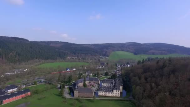 Vackert slott i Tyskland. Flygfoto — Stockvideo