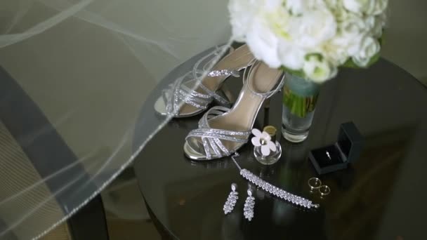 Buquê de casamento e noivas sapatos estão na mesa — Vídeo de Stock