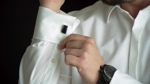 Чоловічі кнопки манжети посилання на рукавах — стокове відео