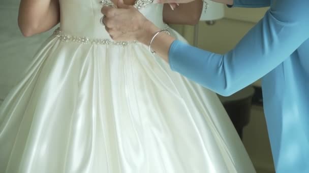 Spose belle indietro in fantastico abito da sposa bianco e le mani zip — Video Stock