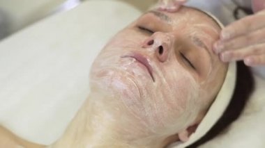 Güzellik uzmanındaki kız.