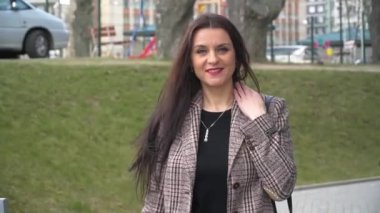 Kız şehirde caddede yürüyor.