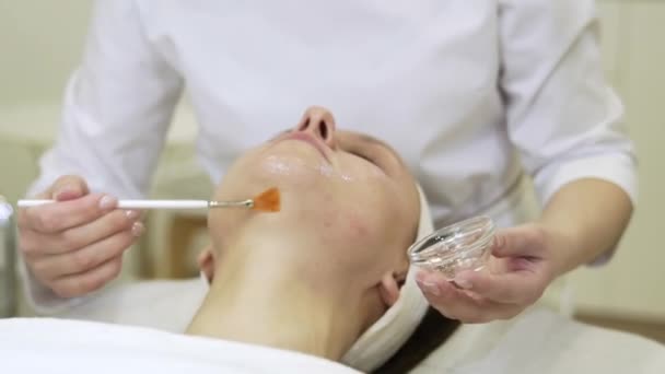 Flickan på den kosmetolog proceduren — Stockvideo