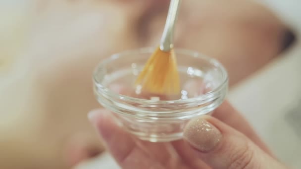 Kosmetikerin rührt die Droge mit einem Pinsel an — Stockvideo