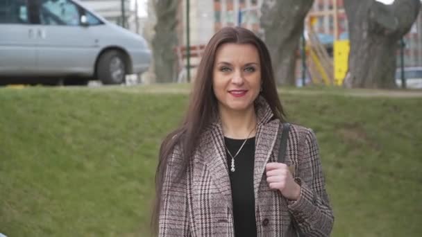 Girl walks down the street in the city — Stock Video