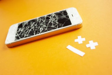 Kırık ekranlı bozuk akıllı telefon.