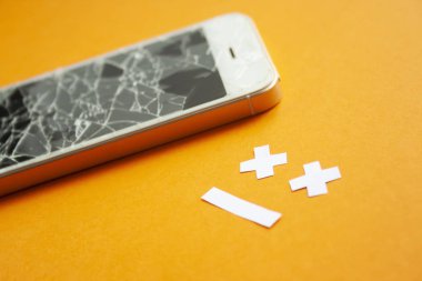 Kırık ekranlı bozuk akıllı telefon.