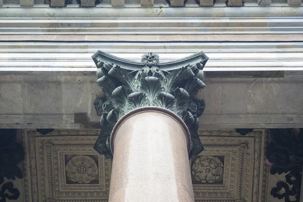 Lindas colunas de pedra esculpida — Fotografia de Stock