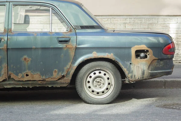 Close-up van donkere oude retro auto. — Stockfoto