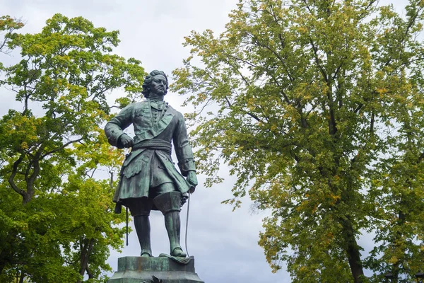 Памятник Петру I в парке — стоковое фото