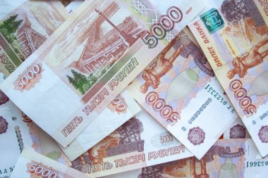 Rouble 5000 banknotlar arka plan üst görünümü. Rus parası banknotlarının dokusu