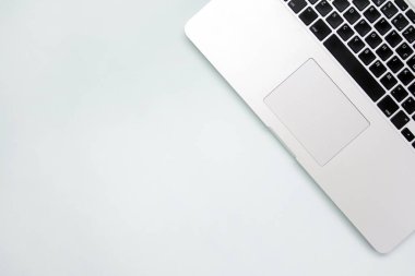 İş ve yaratıcılık kavramı. Dizüstü üst görünüm düz copyspace ile fotoğraf yatıyordu. Yukarıdaki bilgisayar ve ofis