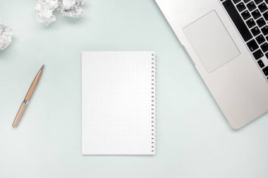 İş ve yaratıcılık kavramı. Dizüstü bilgisayar, not defteri, buruşturulmuş kağıt ve kalem üst görünüm düz copyspace ile fotoğraf yatıyordu. Bilgisayar ve kağıt işleri. Yukarıdaki Ofis