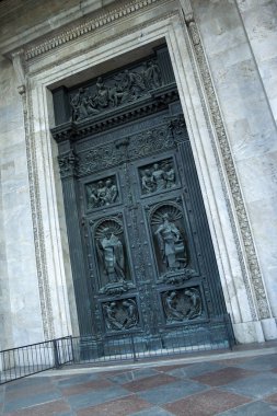 Saint Petersburg 'daki Saint Isaac Ortodoks Katedrali' nin bronz kapılarının süslü detayları. Aziz Isaac Katedrali 'nin Kapıları