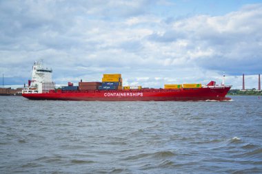 Büyük konteynırları olan büyük kırmızı bir mavna. Konteynırlar kargo taşımacılığını denizden yapıyorlar. Yayın Azizi Petersburg 2019 15 Ağustos